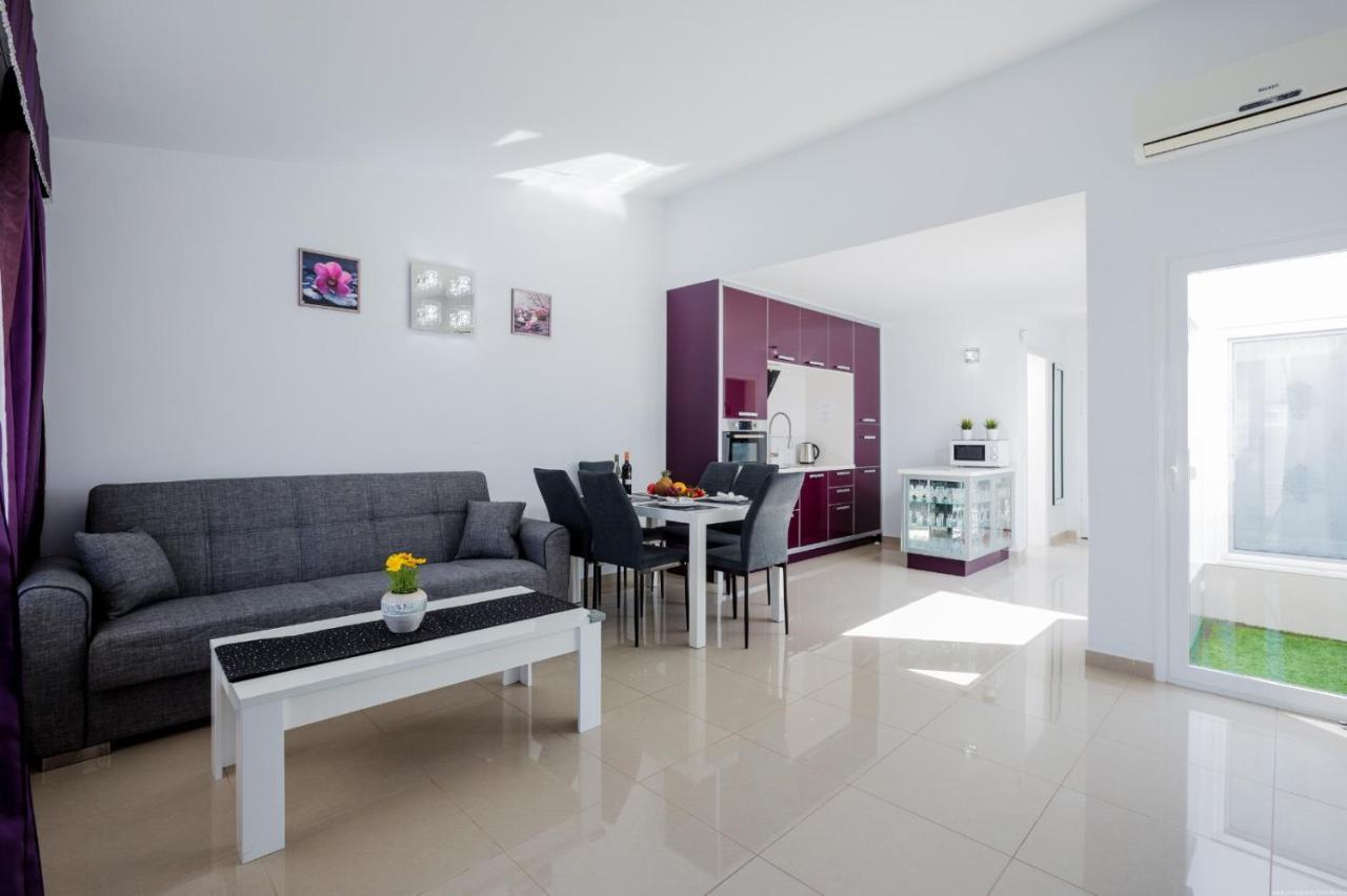 Island Village Prime Suite 312 阿德耶 外观 照片