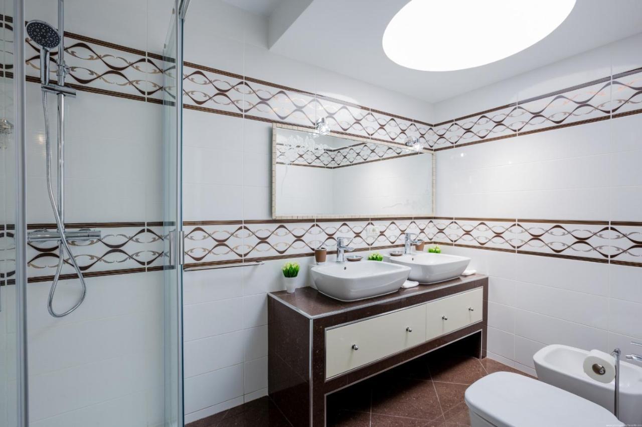 Island Village Prime Suite 312 阿德耶 外观 照片