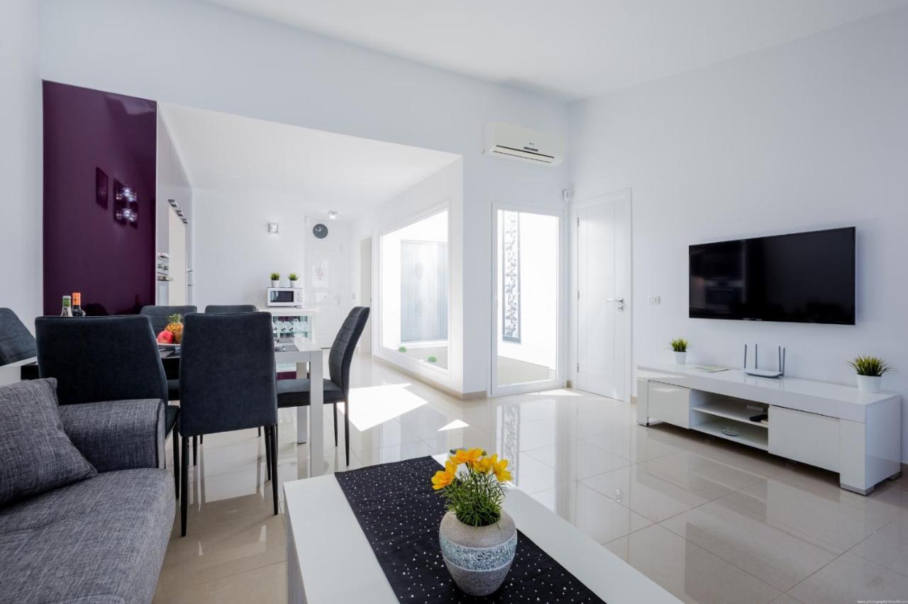 Island Village Prime Suite 312 阿德耶 外观 照片